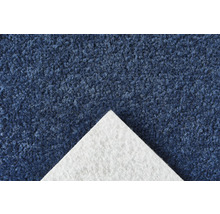 Nahaufnahme eines blauen Teppichs mit weißer Unterseite