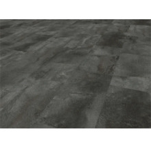 Verlegter Boden mit Fliesen in Steinoptik.