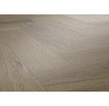 Verlegung von hellem Laminat in Fischgrätmuster