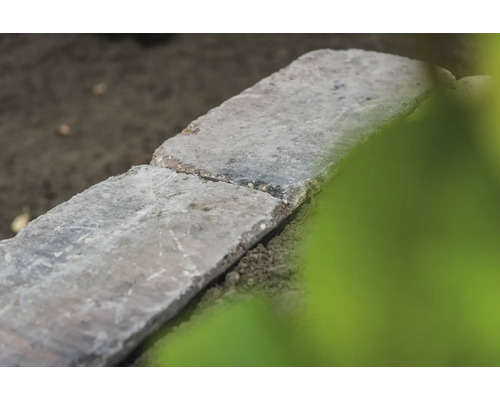 Außenaufnahme von zwei hellgrauen Pflastersteinen