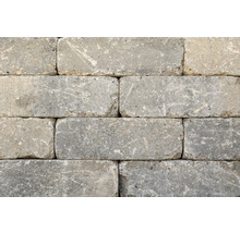 Mauer aus Betonsteinen