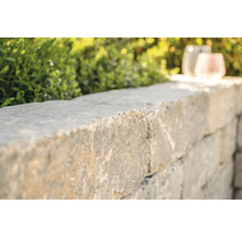 Mauer aus Betonsteinen im Garten