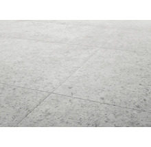 Nahaufnahme von Bodenfliesen mit Steinmuster