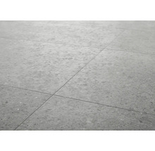 Boden aus grauen Feinsteinzeugfliesen mit matter Oberfläche