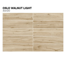 Mehrere helle Wandfliesen in Holzoptik, Format 30x120