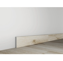 Holzfußleiste zwischen Wand und Holzboden