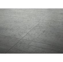 Nahaufnahme von grauen Bodenfliesen mit Zementoptik