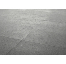 Nahaufnahme von Bodenfliesen mit Betonoptik