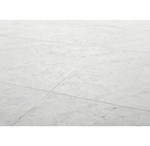 Fliesen mit Steinmuster verlegt