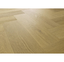 Verlegter Laminatboden im Fischgrätmuster