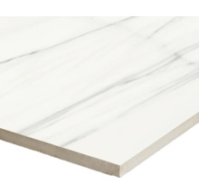 Weiße Bodenfliese mit Marmoroptik