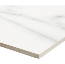 Weiße Bodenfliese mit Marmoroptik