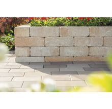 Beetbegrenzung aus Betonsteinen und Pflastersteinen im Garten