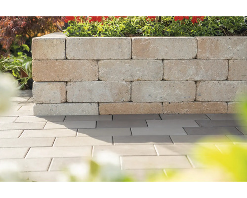 Beetbegrenzung aus Betonsteinen und Pflastersteinen im Garten