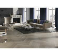 Wohnzimmer mit Sofa, Sessel, Kamin und Fischgrätparkett