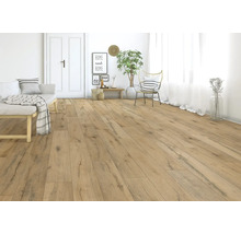 Heller Wohnraum mit Holzboden in Dielenoptik