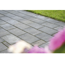 Verlegung von grauen Pflastersteinen im Garten