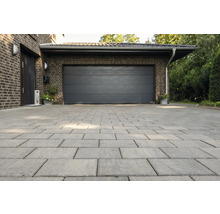 Einfahrt mit Pflastersteinen vor Garage und Haus