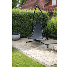 Hängesessel mit Gestell auf einer Terrasse