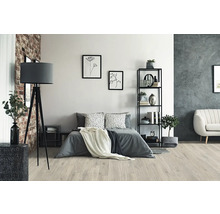 Modernes Schlafzimmer mit Bett, Stehlampe und Regal