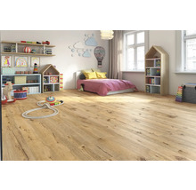 Kinderzimmer mit Holzboden, Spielzeugen, Regalen und einem Bett.