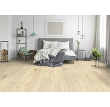 Modernes Schlafzimmer mit Holzboden, Bett und minimalistischer Dekoration