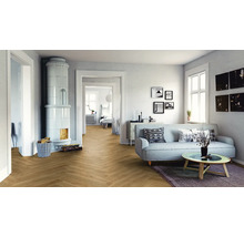 Wohnzimmer mit Fischgrätparkett, Kaminofen und heller Einrichtung für eine freundliche Atmosphäre.