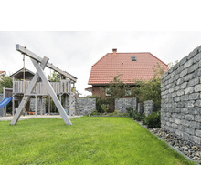 Garten mit Spielplatz und Gabionenwand