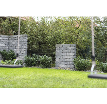 Garten mit Rasenfläche, Mauersteinen und Schaukel