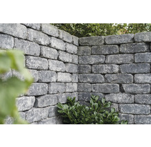 Gemauerte Gartenmauer aus grauen Steinen