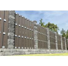 Gartenansicht mit Zaun aus Steinpfosten und Lamellen