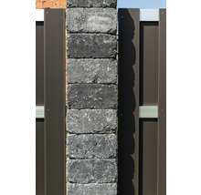 Betonzaunpfosten aus gestapelten Steinen mit Metallelementen