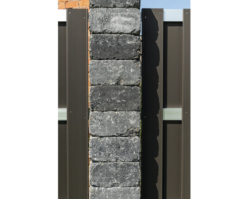 Betonzaunpfosten aus gestapelten Steinen mit Metallelementen