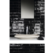 Modernes Badezimmer mit Waschbecken, Spiegel und schwarzen Fliesen