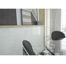 Heller Raum mit weißen Fliesen, Stühlen und dekorativen Elementen