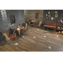 Innenraum mit Holzbodenfliesen, Tischen und Sitzgelegenheiten für ein Café oder Restaurant.