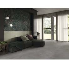 Wohnzimmer mit Sofa, Vorhängen, Fenstern und gemusterter Wandgestaltung für ein stilvolles Interieur