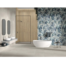 Modernes Badezimmer mit freistehender Badewanne, Waschtisch mit zwei Waschbecken, Spiegeln und Holzelementen