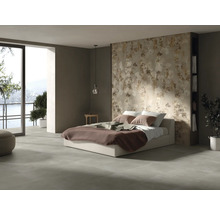 Schlafzimmer mit Bett, floraler Tapete und Schiebetür zum Balkon