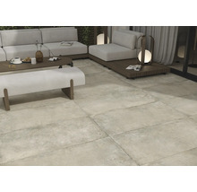 Szene mit Fliesenboden, Sofas, Tisch und Bank für den Außenbereich