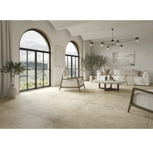 Helles Wohnzimmer mit Sitzgruppe, Pflanzen und großformatigen Bodenfliesen.