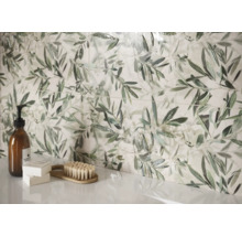 Badezimmerwand mit Fliesen mit Olivenzweigmuster, Seifenspender, Seife und Bürste