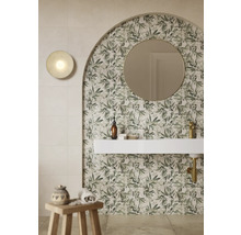 Modernes Badezimmer mit Blattmuster-Fliesen, rundem Spiegel und Waschtisch