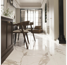 Helles Interieur mit Marmorboden, Holztischen und Stühlen