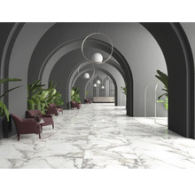 Lobbybereich mit Marmorboden, Sesseln und Bepflanzung unter gewölbten Durchgängen.