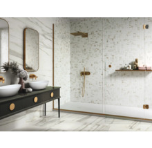 Modernes Badezimmer mit Doppelwaschtisch, Spiegeln und begehbarer Dusche mit Mosaikfliesen