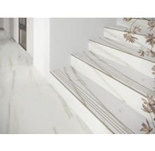 Treppe mit Trittstufen aus Steinzeug im Innenbereich