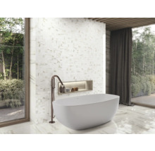 Badezimmer mit freistehender Badewanne, Mosaikwand und Fensterfront