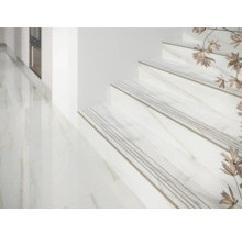 Helles Treppenhaus mit weißen Marmorstufen und Bodenfliesen