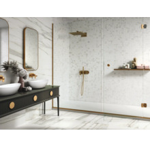 Badezimmer mit Doppelwaschbecken, Spiegeln und Duschkabine mit Mosaikfliesen